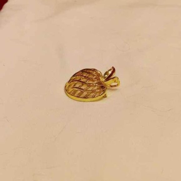 BEAUTIFUL 70'S LATTICE GOLDTONE APPLE PIN - Picture 7 of 7